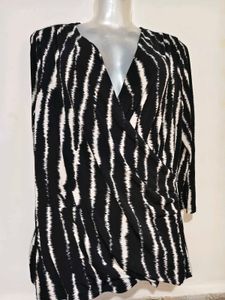 🎄Buy 1, Get 1 Free🎁 Printed Top M/ L Size