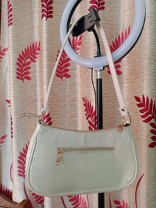 Trendy Shoulder Bag With Golden Chain 🎀