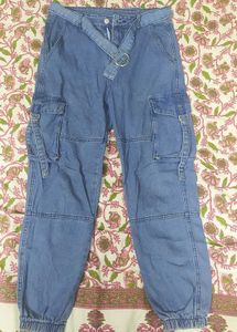A blue jeans with belt
