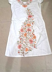Kashmir  Kurti  White .embroidery  Work.