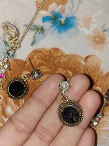 Set of 7 earrings and 1 necklace