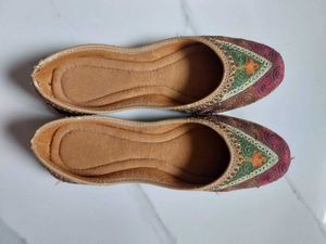 Embroidered Juttis