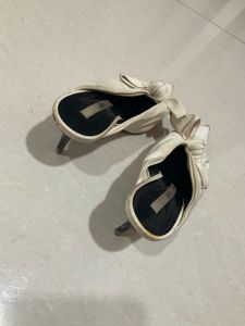 Zara White Heels with Bow ( need a good wash only