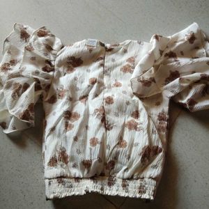 Girl&#39;s Floral Top and Shorts Set