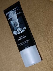 Pond&#39;s Detox Facewash