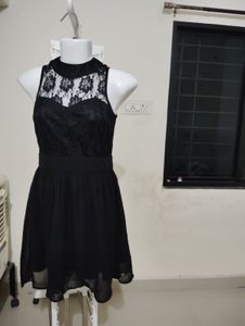 Size xs-Chic Black Lace Mini Dress