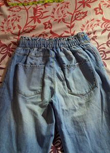 Wide–leg Jeans