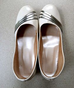 Elegant White Low-Heel Flats with Metallic Detail
