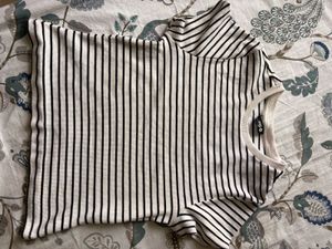 🌼Affordable!!!! Black-White Trends Crop Top