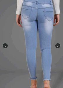 Frayed Hem Light Wash Skinny Jeans