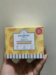 Dot&Key Vitamin C+E Moisturizer Yellow