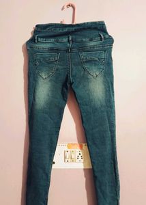 Stylish High-Waisted Denim Jeans