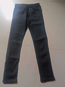 I am selling my new jeans.