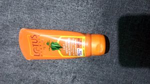 LOTUS herbal SAFE SUN