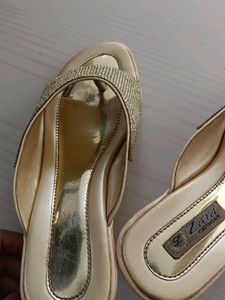 Free Gift :Wedding Chappal