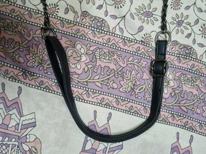 BLACK SLING BAG FOR WOMEN