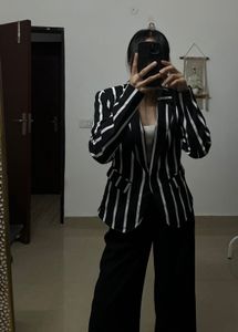 SUZY SHIER  White Stripe Petite Blazer