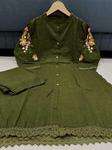 Chic Embroidered Kurti Pant Set