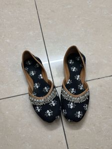 Rajasthani Floral Juttis