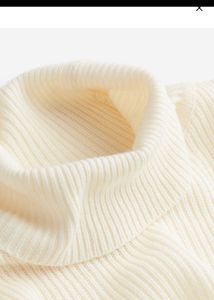 H&amp;M Cream Turtleneck Cropped Sweater