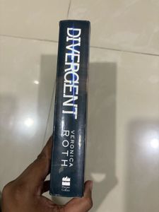 Divergent by Veronica Roth