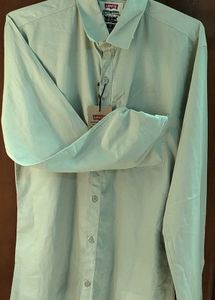 Levi&#39;s Classic Button-Down Shirt