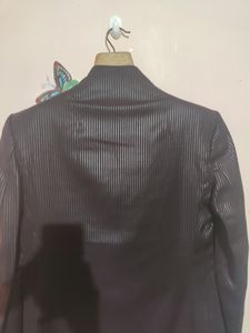 Arth Men Solid Single Breasted Blazer With Tie