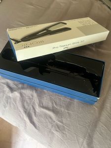 Brand New IKONIC Professional HAIR STRAIGHTENe
