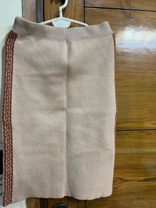 Elegant Knit Skirt with Detail