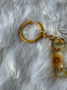 🌼 Golden Bloom “D” Resin Keychain 🌼