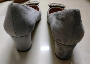 Classy Suede Grey Pumps With Rhinestone