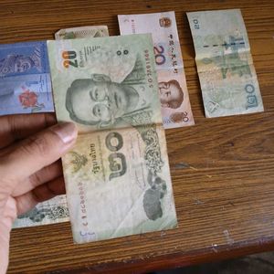 Collectible Foreign Currency Set