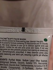 D&#39;Acne Face Wash