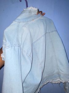 Stylish Denim Jacket at a Steal Price! 🩵