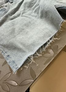 New With tag H&amp;M Denim Boyfriend Shorts Distress