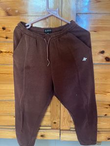 brown sweatpants W stretchable material