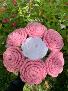Handmade Crochet Flower Bouquet 5 roses
