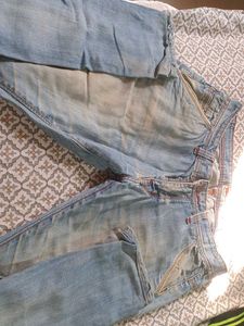 @99 Levi&#39;s Light Wash Jeans