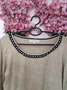 Round Neck Sweater With Black Colour Collar Detail