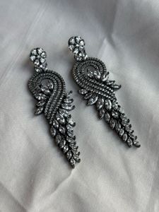 Gorgeous, dark silver colour, diamond earrings