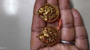 2 pare of Golden Earrings
