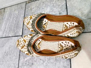 Embroidered Juttis