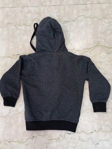 TXXI JUNIOR 3 Y BOYS/GIRLS SWEATER WITH HOODIE IN GOOD USABLE CONDITION