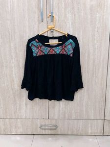 A Simple Fusion Black Top