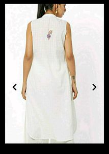 Women&#39;s Ajio White Sleeveless Kurti
