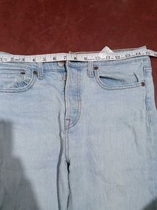 Levi&#39;s Off White Straight Fit Jeans .