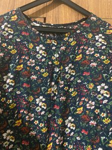 Beautiful Floral Top🖤🖤🖤