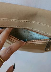 Beige Sling Bag👜