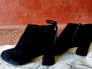 ✨Black Block Heel Ankle Booties✨
