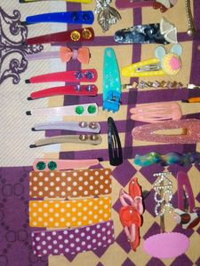 BUY ATLEAST 3 Hair Clips✨